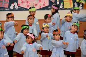 4歳児が虫のお面を被って歌っている