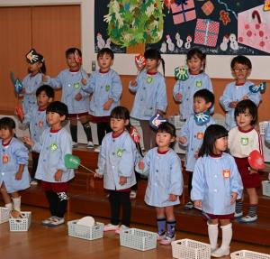 3歳児が歌っている