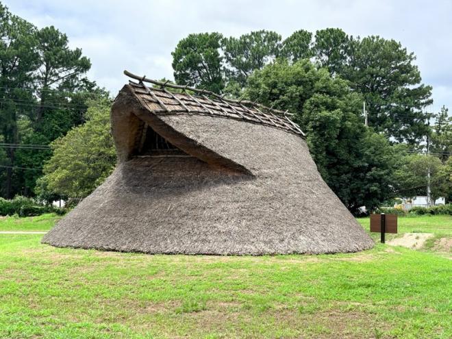 復元竪穴住居の全景