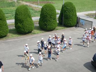 小学生が見学に来場