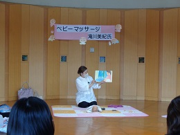 絵本の読み聞かせ