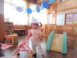 子どもがかぶとを被っているようす