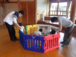 ボールプールで遊ぶ親子