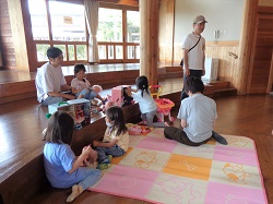 メルちゃんで遊ぶ親子