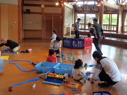 プラレールで遊ぶ親子