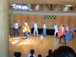 サークルさんが踊るようす