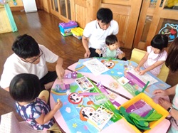 パパと制作をするようす