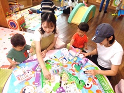 みんなと制作をするようす