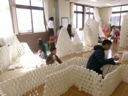 紙コップアートを楽しむ子どもたち