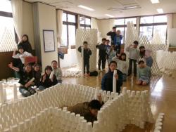 紙コップアートを楽しむ子どもたち