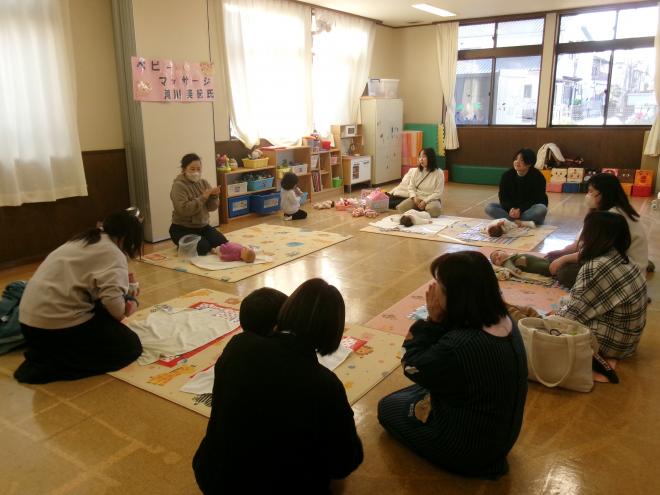 ベビーマッサージの様子