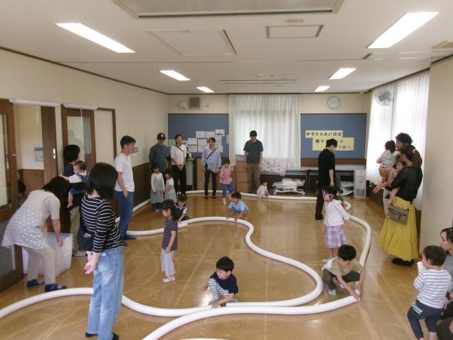 紙コップをつないで遊ぶ様子