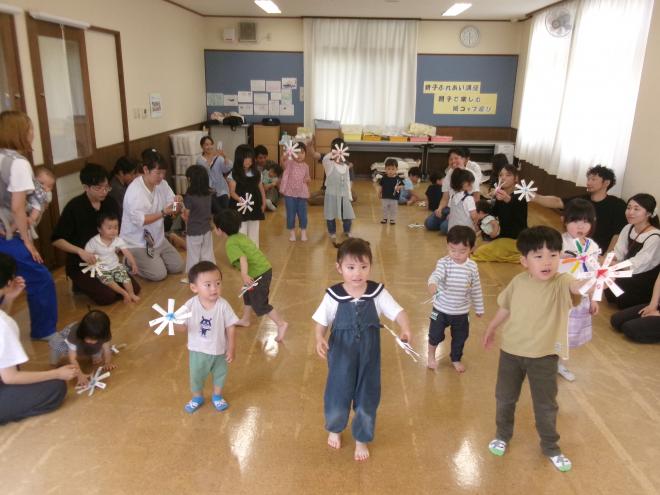 紙コップごまで遊ぶ様子