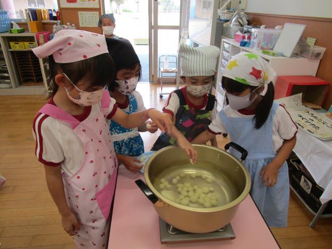 月見団子をゆでている