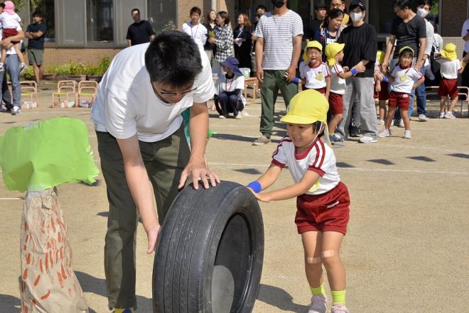 4歳児タイヤ転がし