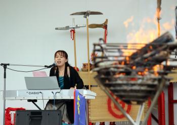 singer2