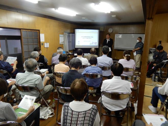 冒頭に挨拶をする佐伯町長と丸山自治会長